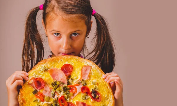 Concepto Comida Rápida Pizzería Linda Chica Joven Con Gran Bocadillo — Foto de Stock