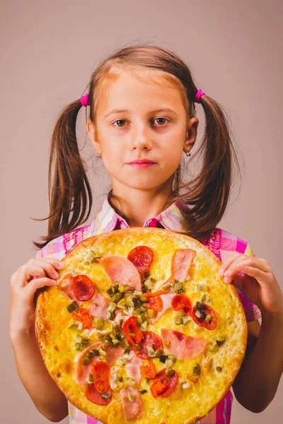 Conceito Fast Food Pizzaria Foto Atraente Jovem Menina Bonita Come — Fotografia de Stock