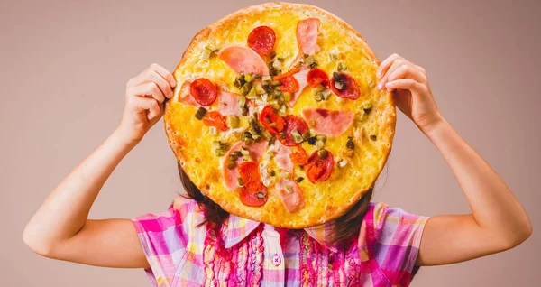 Junges Fröhliches Mädchen Das Spaß Mit Einer Scheibe Pizza Hat — Stockfoto