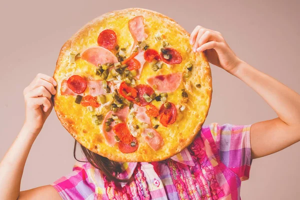 Zufriedenes Und Glückliches Junges Mädchen Beim Pizza Essen Ein Mädchen — Stockfoto