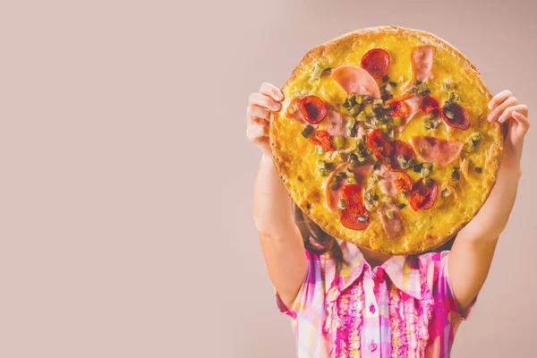 Hübsches Junges Mädchen Mit Pizza Vor Dem Gesicht Sie Hat — Stockfoto