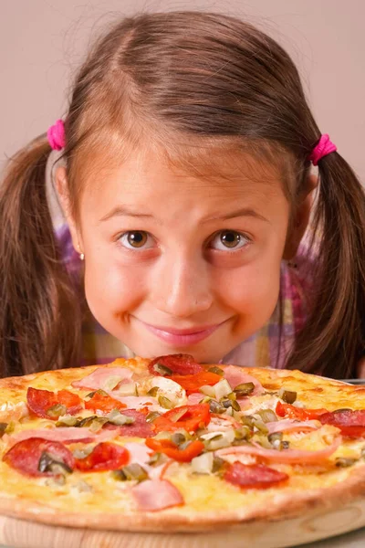 Pizza Para Niños Divertida Expresión Facial Joven Niña Hermosa Feliz — Foto de Stock