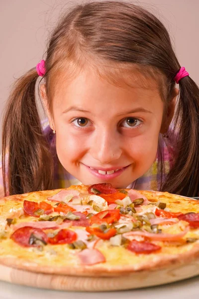 Pizza Infantil Close Retrato Feliz Jovem Menina Bonita Segurando Pizza — Fotografia de Stock