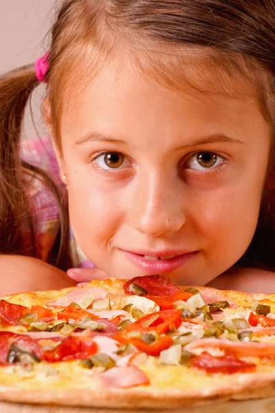 Pizza Para Niños Retrato Una Niña Feliz Hermosa Sosteniendo Pizza — Foto de Stock