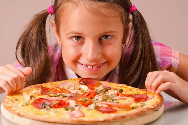 Pizza Para Niños Retrato Joven Niña Hermosa Feliz Sosteniendo Pizza — Foto de Stock