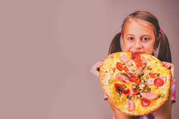 Joven Hermosa Chica Comer Mantenga Rebanada Pizza Pepperoni Copiar Espacio — Foto de Stock