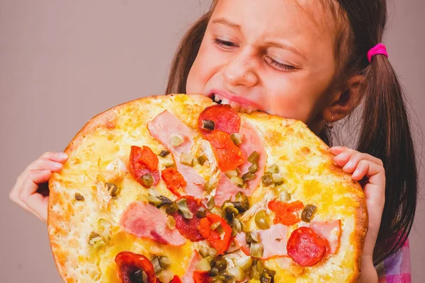 Menina Bonita Com Lanche Pizza — Fotografia de Stock
