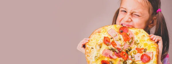 Ładna Młoda Dziewczyna Przekąską Pizzy Przestrzeń Kopiowania — Zdjęcie stockowe
