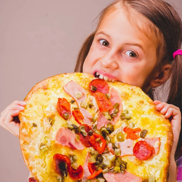 Foto Von Attraktiven Jungen Schönen Mädchen Isst Große Scheibe Pizza — Stockfoto