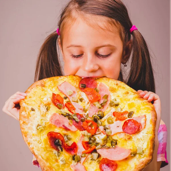 Młoda Piękna Dziewczyna Jeść Trzymać Pepperoni Pizza Plasterek — Zdjęcie stockowe