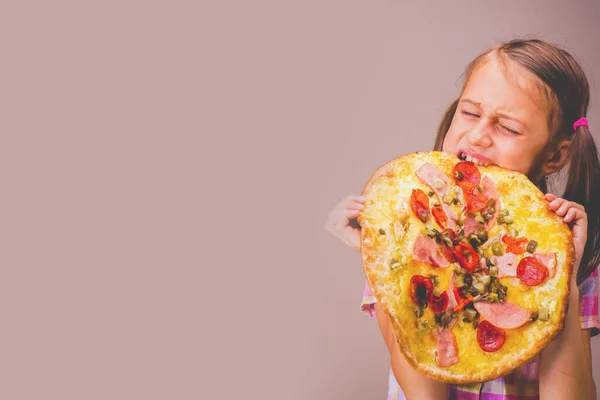 Foto Von Attraktiven Jungen Schönen Mädchen Isst Große Scheibe Pizza — Stockfoto