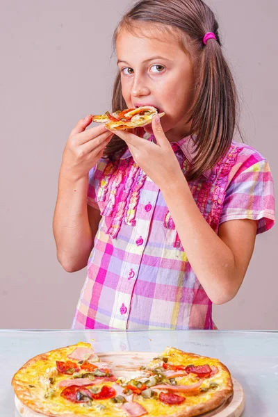 Pizza Infantil Menina Bonita Jovem Morde Fatia Pizza Imagem Vertical — Fotografia de Stock