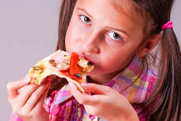Pizza Infantil Menina Bonita Jovem Morde Fatia Pizza — Fotografia de Stock
