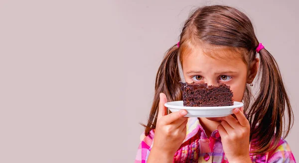 초콜릿 케이크를 스테인드된 소녀의 초상화 — 스톡 사진
