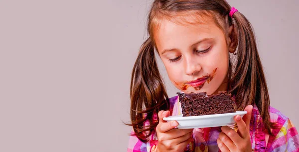 케이크 조각이 접시를 행복하고 소녀의 — 스톡 사진