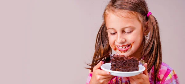 Retrato Engraçado Muito Feliz Manchado Menina Comendo Bolo Chocolate Espaço — Fotografia de Stock