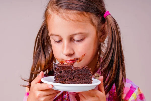 초콜릿 케이크를 스테인드된 소녀의 — 스톡 사진