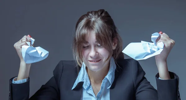 Vacker Förvirrad Och Besviken Affärskvinna Gråter När Arbetar Kontoret Som — Stockfoto
