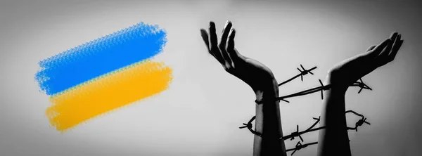 Руки Дитини Колючому Дроті Символізують Війну Росіян Проти Українського Народу — стокове фото