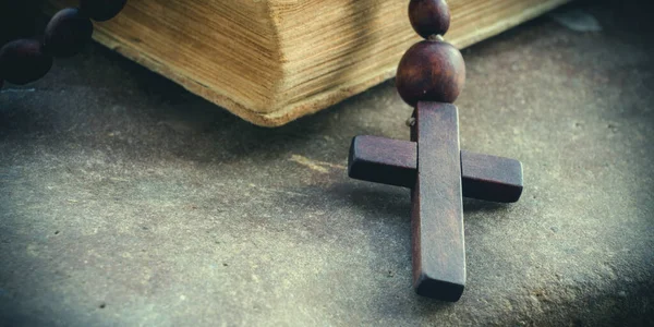 Розарий Библия Сосредоточься Кресте Христианство Религия Религия — стоковое фото