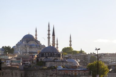 Haliç üzerinde eski cami