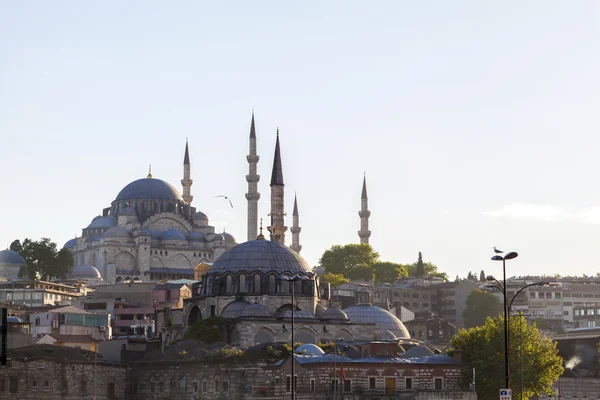 Haliç üzerinde eski cami