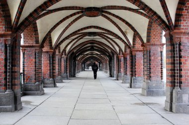 Berlin'de yaya köprüsü