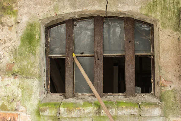 Vieja ventana en ruinas — Foto de Stock