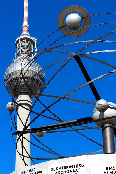 Världen klocka och TV-tornet i berlin — Stockfoto
