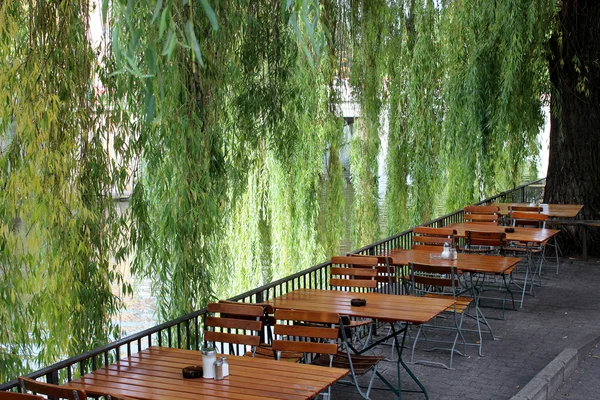 Jardín de la cerveza en riverside Stok Fotoğraf