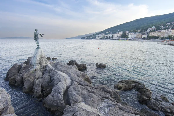 Bronzová socha dívka s rackem, Chorvatsko — Stock fotografie
