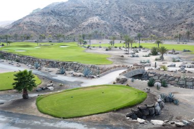 Tropik tatil beldesinde golf sahası