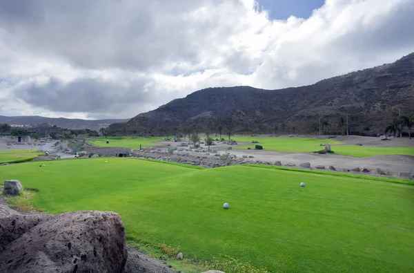 Golfbaan fairway op tropisch resort — Stockfoto