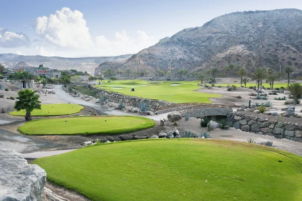 Campo de golf fairway en el complejo tropical — Foto de Stock