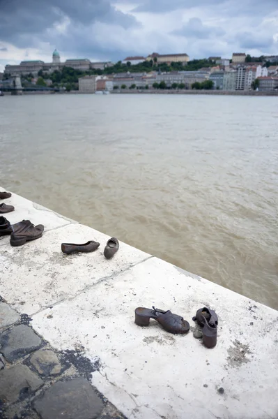 Zapatos en el paseo marítimo del Danubio Budapest —  Fotos de Stock