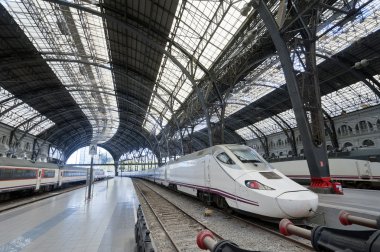 Modern tren istasyonunda. Barcelona, İspanya.