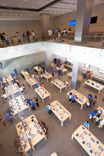 Покупці всередині Apple store Ліцензійні Стокові Фото