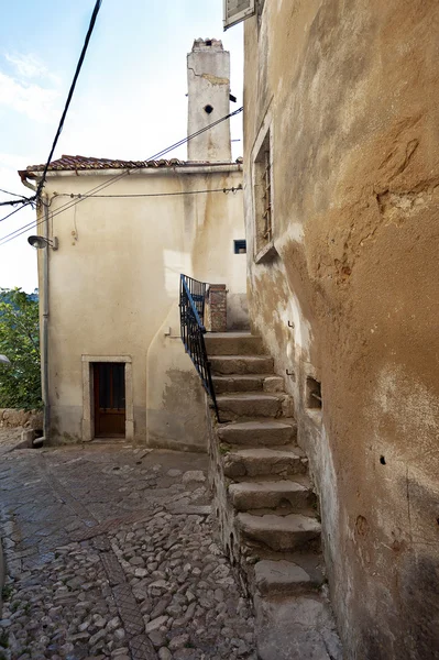 Piękne śródziemnomorskie stare schody w mieście vrbnik Chorwacja — Zdjęcie stockowe