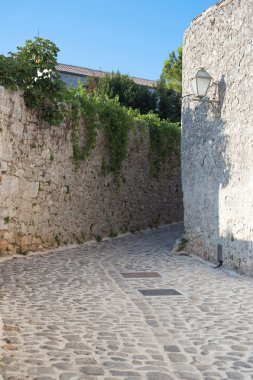 Akdeniz dar taş döşeli cadde