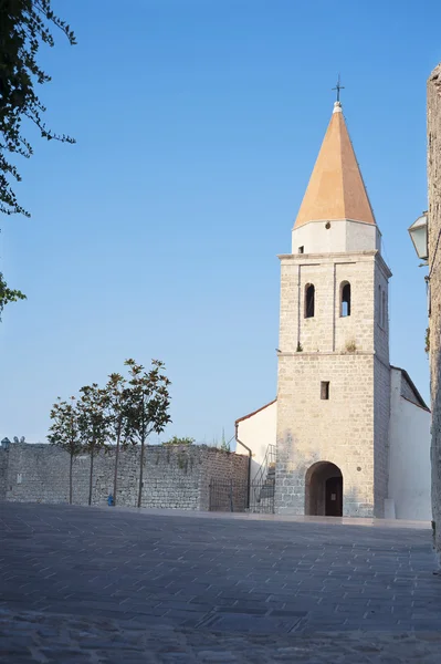 クルク タウンのフランシスコ会修道院の塔があります。クルク島, クロアチア. — ストック写真