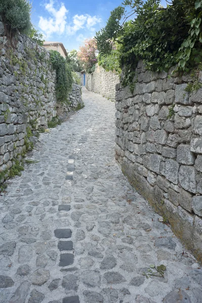 Mediterrâneo Rua pavimentada de pedra estreita — Fotografia de Stock