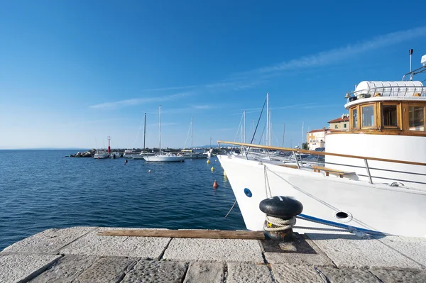 Barcos en pequeño puerto pesquero mediteraeniano en Opatija —  Fotos de Stock