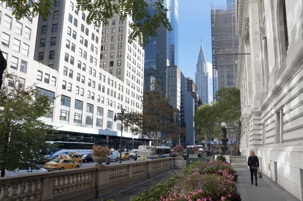 Escena callejera en la Biblioteca Pública de Nueva York — Foto de Stock