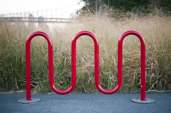 Suporte de bicicleta de metal vermelho — Fotografia de Stock