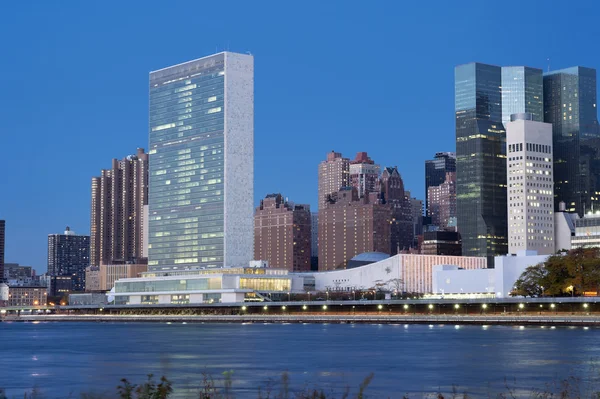 FN: s högkvarter från east river manhattan, new york — Stockfoto