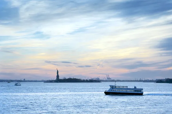 Zonsondergang vrijheid standbeeld new york stad — Stockfoto
