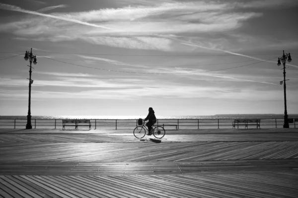 Cykla på soluppgången på stranden — Stockfoto