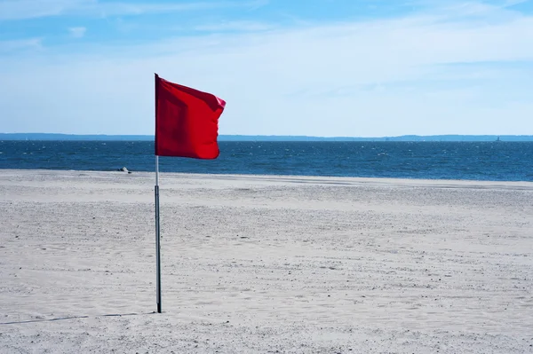 Bandera roja en la playa —  Fotos de Stock