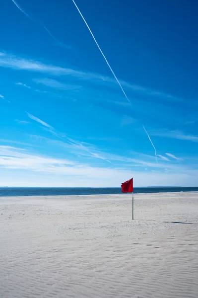 Rote Flagge am Strand — Stockfoto