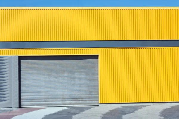 Желтая краска гофрированная металлическая дверь гаража — стоковое фото